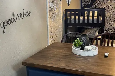 Image de Cozy, modern home. Pet friendly!