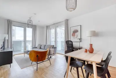 Image de Sleek Marinatower 2br w/ Gym & Elevator, nr metro U2, by Blueground