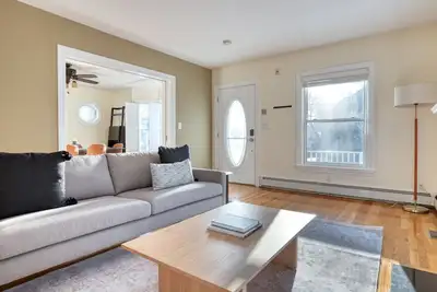 Image de Deluxe Quincy 3br w/ W/D, nr Red Line, by Blueground