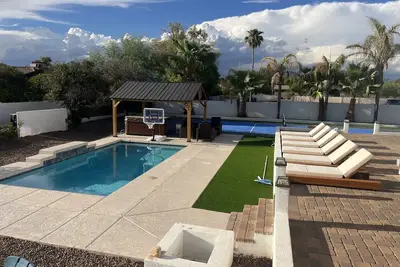 Image de Luxury home with pickleball, pool, and hot tub near Scottsdale