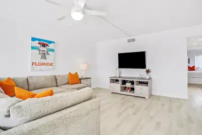 Image de Relaxing condo with balcony, W/D, central Ac, & kitchen - snowbird friendly