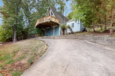 Image de Lake-view condo with balcony, firepit, outdoor pool, 2 kayaks, & washer/dryer