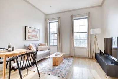Image de Classic East Village 2br w/ W/D, Gym & Elevator, nr cafes, by Blueground
