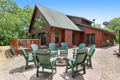 Image de Rustic lakefront home with shared dock & boat slip, game room & stunning gazeebo