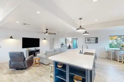 Image de Renovated home, private outdoor living, indoor bar, W/D & Ac - 2 mi to downtown