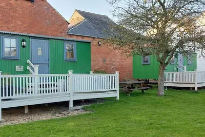Ryans Retreat, shepherds hut with hot tub and pet friendly close to beach and Hadrian's Wall