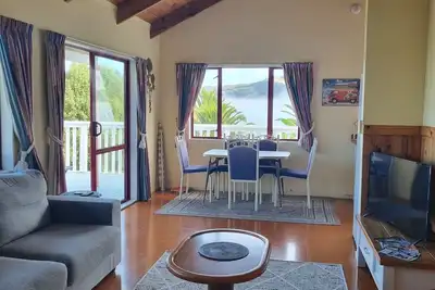 Image de Cosy 2 bed bach - 3 mins walk from beach - can sleep 8!