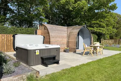 Image de Yr Onnen, romantic, with hot tub in Ruthin