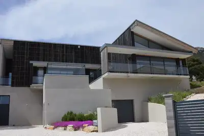 Image de La Maison Des Deux CHÂTEAUX, piscine privée, climatisée, Superbes Vues.