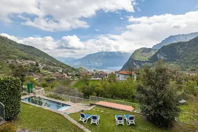 Image de Villa \"Tanas\" avec vue sur le lac, piscine privée et Wi-Fi.