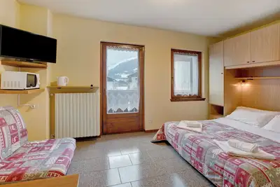 Image de Appartement \"Monolocale Iris 1\" avec vue sur les montagnes, balcon & Wi-Fi