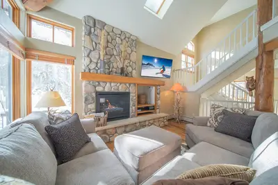 Image de Updated Forested Townhome w/Loft, Deck, Garage