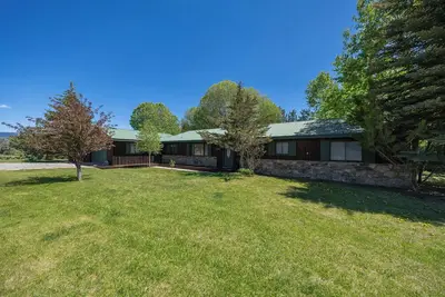 Image de Yellowstone Executive River Retreat