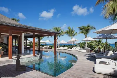 Image de Right on the beach luxurious top end villa