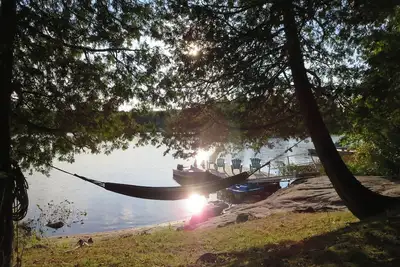 Image de Cozy cottage retreat + Bunkie with the perfect western exposure waterfront