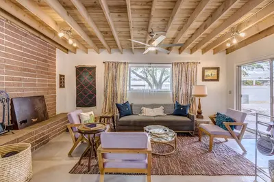Image de Mid-Century meets Southwest in this 4 bedroom Tucson Home