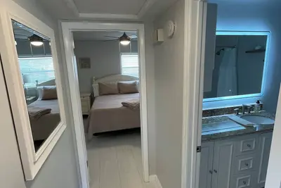 Image de Tranquil Renovated Davis Islands Apartment