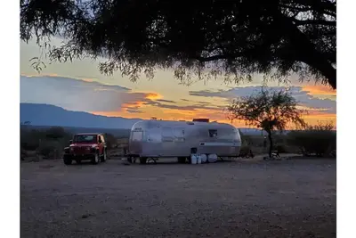 Image de Airstream on a Petting Farm