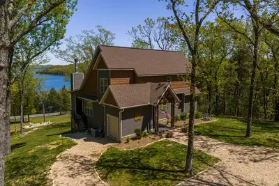 Image de Elegant lakefront home with a fireplace, screened patio & lovely views
