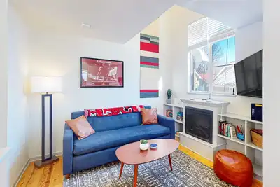 Image de Multi-level condo with a fireplace, central Ac, washer/dryer, & cable