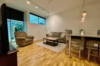 Image de A historic 1, 000 square foot Atrium loft in the heart of the Old Market