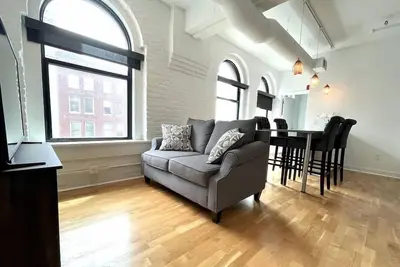 Image de A historic 1, 000 square foot loft in the heart of the Old Market with Howard Street view
