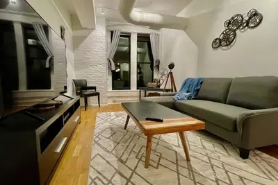 Image de A historic movie themed, 1, 200 square foot loft in the heart of the Old Market