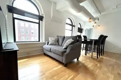 Image de A historic 1, 000 square foot loft in the heart of the Old Market with Howard Street view