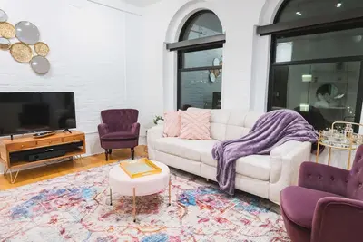 Image de A historic beautifully detailed suite, 1, 300 square foot, corner loft in the heart of the Old Market