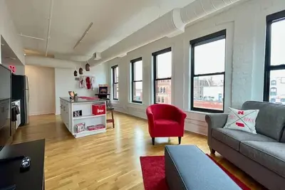 Image de A historic Husker themed, 1, 300 square foot loft in the heart of the Old Market