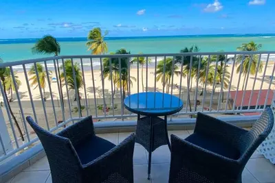 Image de Beachfront Gem in heart of Isla Verde  Walk 2 Eat