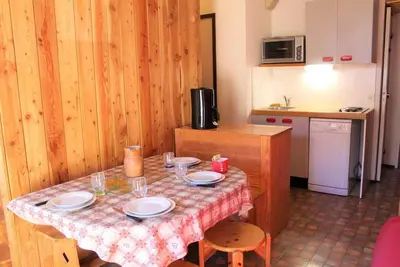 Image de 50m des commerces, 4ème étage, balcon, 23m², Vars