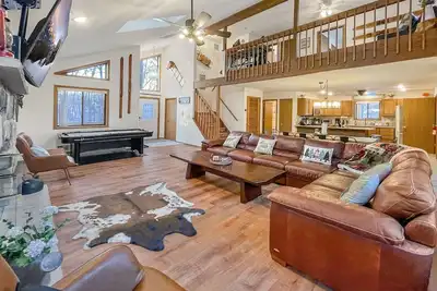 Image de Cozy Fun Chalet: Game rm-Gym-Firepit-Ev Charger-Pet Friendly, Cmty Beach & Pool!