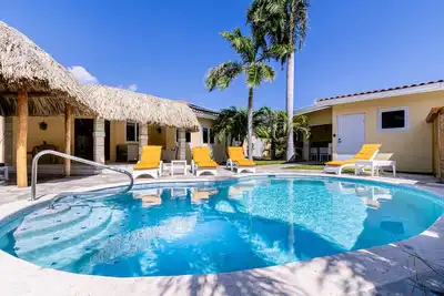 Image de Cozy Tropical Retreat w/Resort-style Pool! *5 min to beaches*