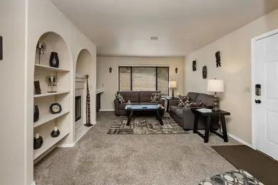 Image de Downtown condo with stunning views!