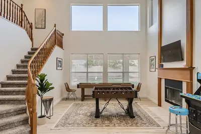 Image de Modern Spacious Desert Getaway w/ Hot Tub & Game Room