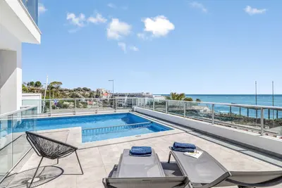 Image de Vue mer, plage à 100m & Centre ville à 300m, \n2 ch + 2 sdb, piscine, wifi, garage