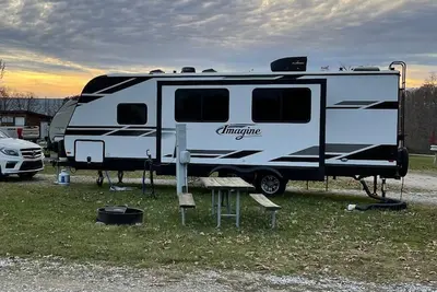 Image de Luxury Camper with Campground Amenities