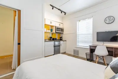 Image de RitaBNB-3 blocks to Mayo-Sale Cute Studio on Main Floor 8032