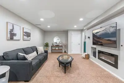 Image de Pet friendly 2/1 basement apt fenced yard