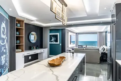 Image de Luxurious 3 bedroom beach front apartment