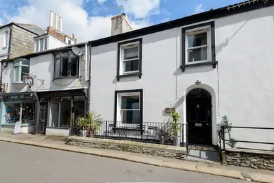 Delightful town centre cottage with parking space