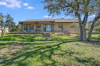 Image de 3 Acre Home On Creek W/Pool! Hill Country Views\n\n