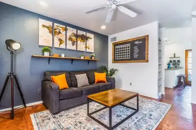 Image de 2br Hideaway w/ Patio – Springtime in Downtown!