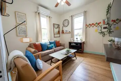 Image de Breezy 1br Retreat – Walk to UofA & Spring Fun!