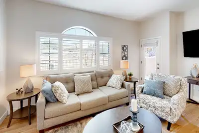 Image de Ground-floor condo with on-site pool, Ac, & W/D - walk to St. Philip's Plaza