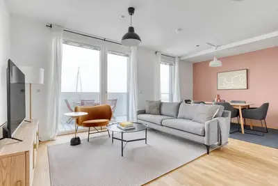 Image de Chic Marinatower 3br w/ Gym & Elevator, nr metro U2, by Blueground