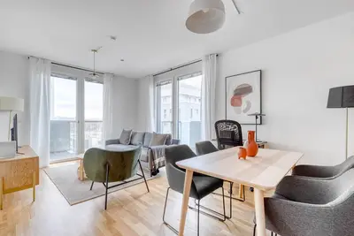 Image de Luxe Marinatower 2br w/ Gym & Elevator, nr metro U2, by Blueground