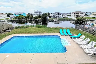 Image de 5br, Waterfront, 350ft-Beach, Salt Pool Open, Renovated, 14 guests, Ev Charger