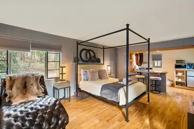 Image de Cozy cottage minutes from downtown Asheville with a countryside feel